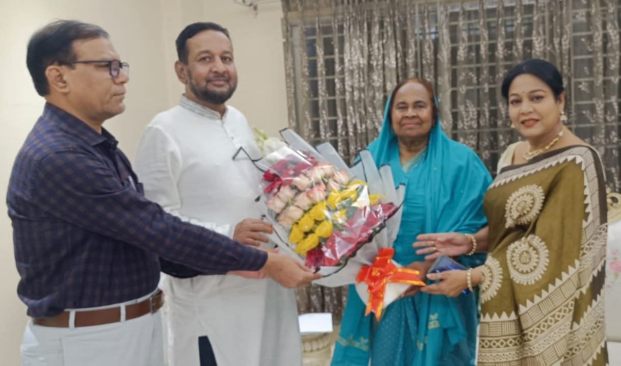 কৃষি সচিব রফিকুল ই মোহামেদ ও একুশে পদকপ্রাপ্ত শিল্পী ফেরদৌস আরাকে টিএমএসএসের ফুলেল শুভেচ্ছা