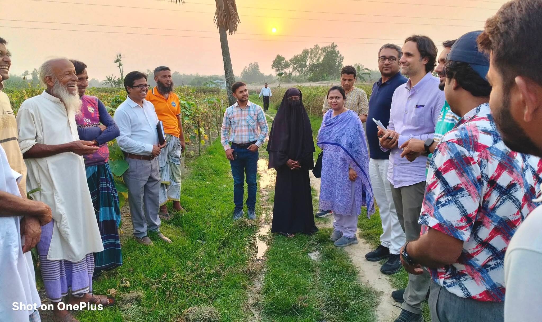 বগুড়ায় টিএমএসএসের পেইস প্রকল্প পরিদর্শনে ইফাদ-পিকেএসএফ প্রতিনিধি দল : নিরাপদ সবজি উৎপাদনে কৃষকের আয় ও পুষ্টি উন্নয়নে সন্তোষ প্রকাশ