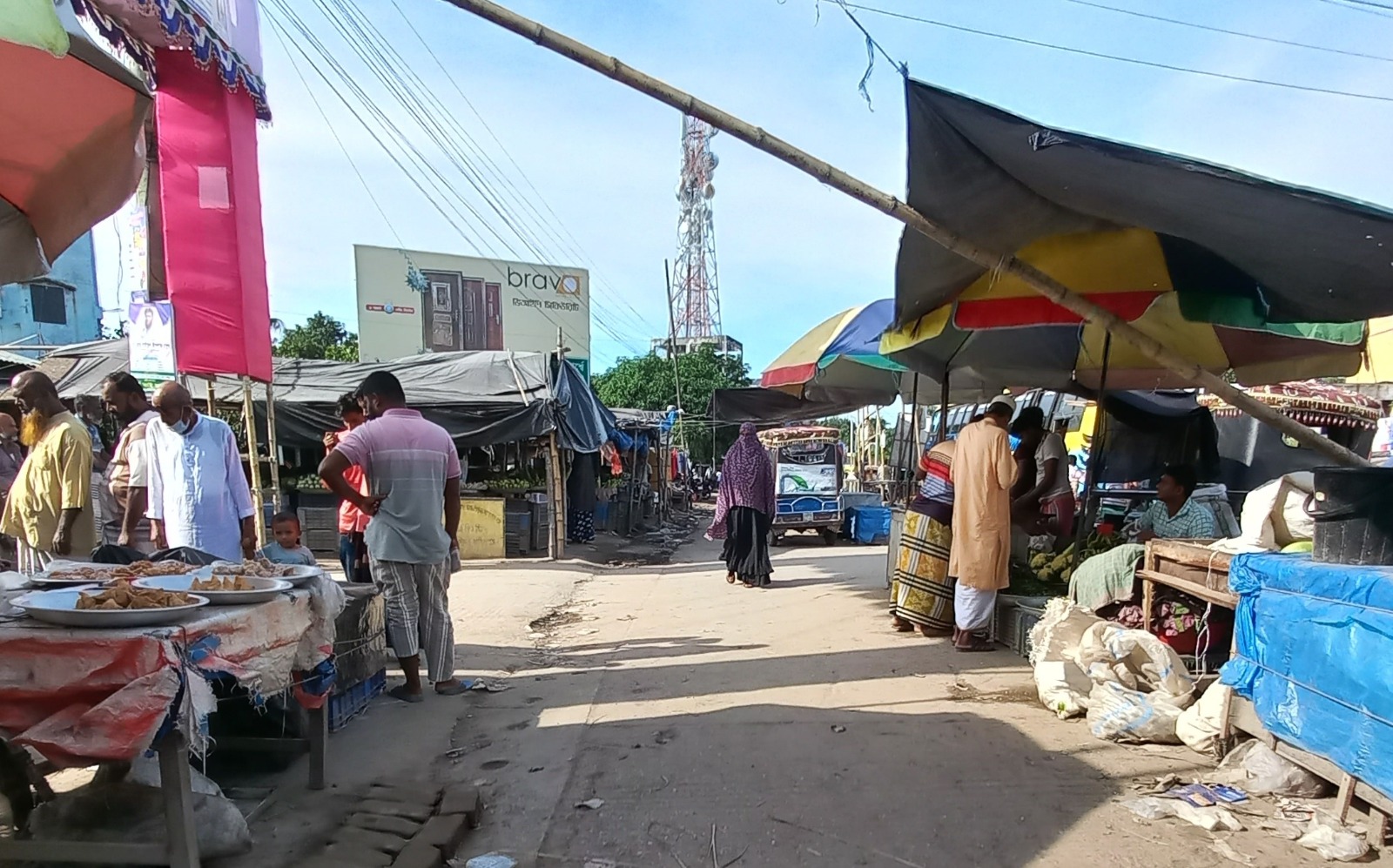 ছবিটি ঢাকা-পাবনা মহাসড়কের বনগ্রাম বাজার থেকে তোলা