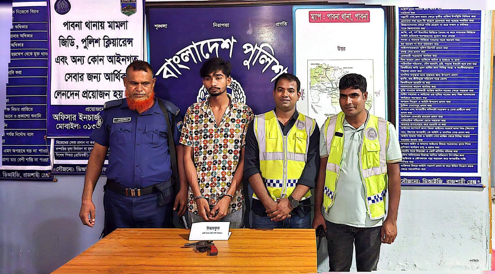 পাবনায় বিশেষ অভিযানে দেশীয় রিভলবারসহ যুবক আটক