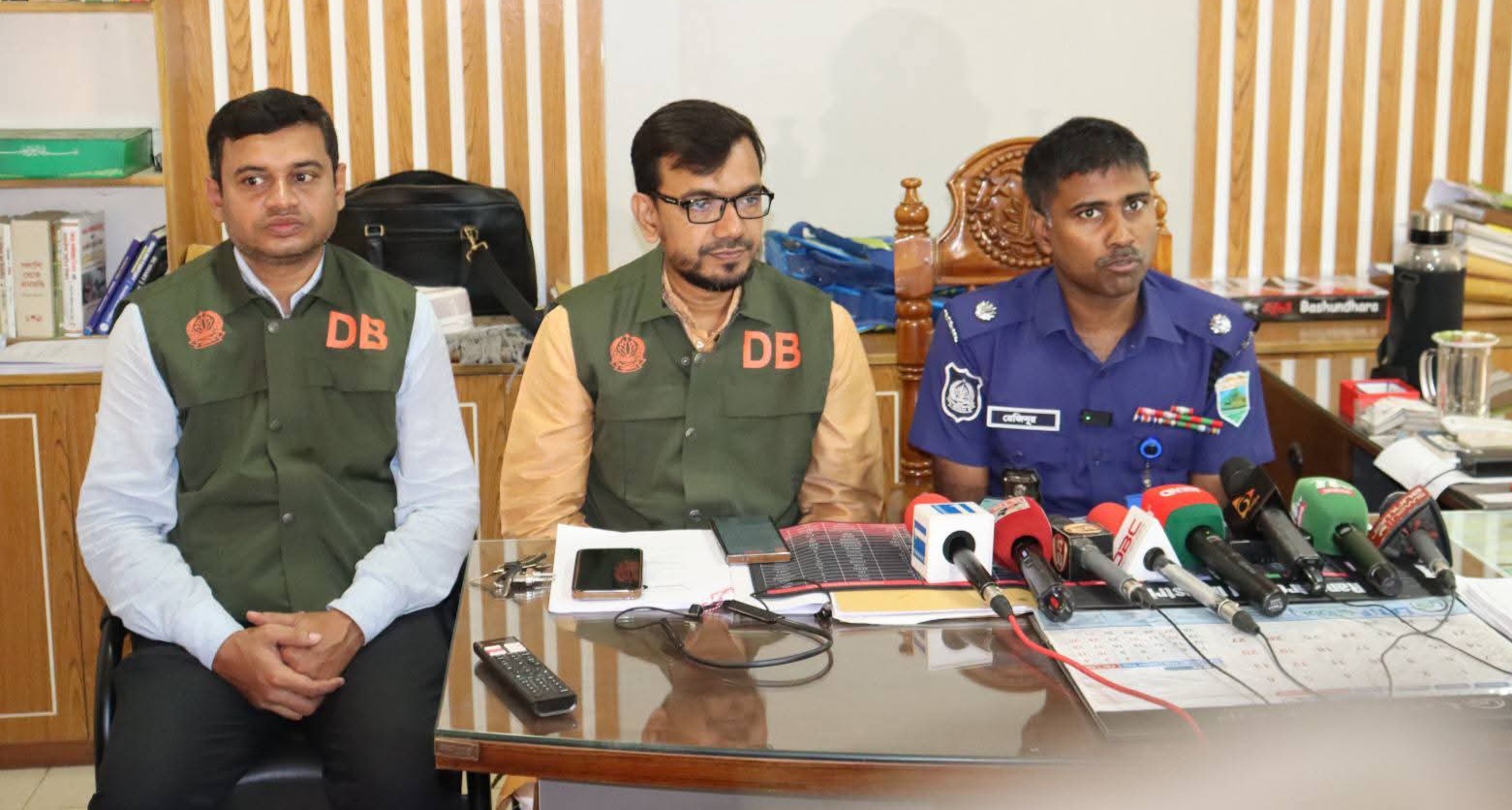 নির্মাণাধীন পাবনা মেডিকেল কলেজ প্রকল্পে চাঁদাবাজি : তিন আসামি গ্রেফতার