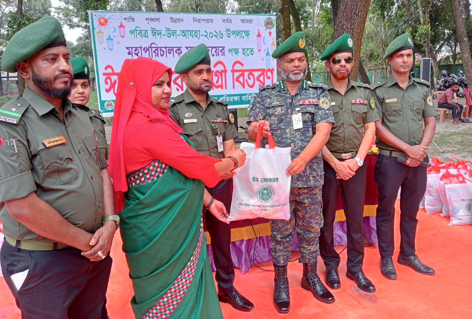 রংপুরে আনসার-ভিডিপি সদস্যদের মধ্যে ঈদ উপহার সামগ্রী বিতরণ