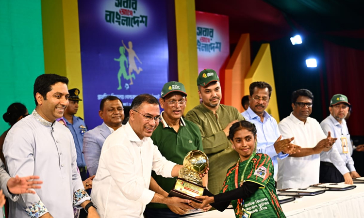 খেলাধুলার পাশাপাশি লেখাপড়াতেও এগিয়ে যেতে হবে
