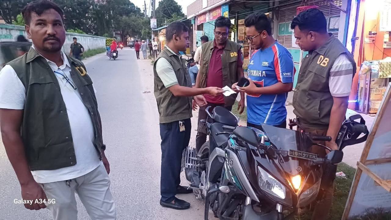 পাবনায় মাদক ও অপরাধ দমনে ডিবি পুলিশের বিশেষ চেকপোস্ট অভিযান