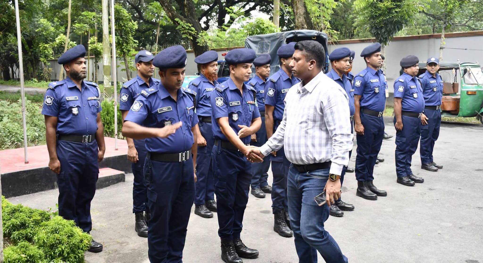 পাবনার পুলিশ সুপারের ঈশ্বরদী কার্যক্রম আকস্মিক পরিদর্শন
