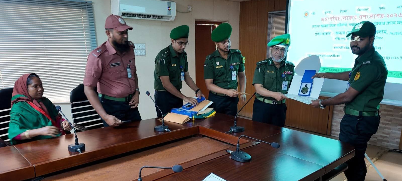 মহাপরিচালকের প্রশংসাপত্র প্রাপ্ত রাজশাহী রেঞ্জের কর্মকর্তাদের সম্মাননা প্রদান