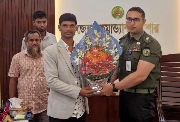 স্বপ্ন থেকে শিখরে: ৪৭তম বিসিএসে পুলিশ ক্যাডারে প্রথম, আনসার সদস্যের সন্তানকে সংবর্ধনা