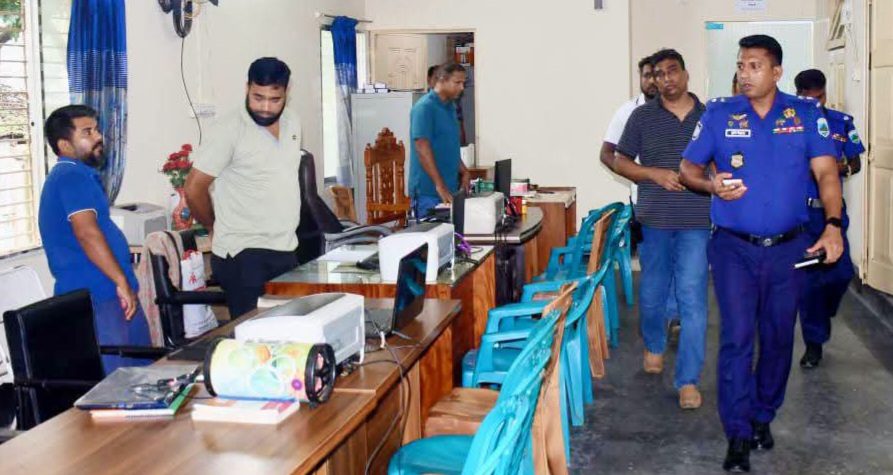 পাবনা পুলিশ সুপারের হেমায়েতপুর পুলিশ ফাঁড়ি আকস্মিক পরিদর্শন