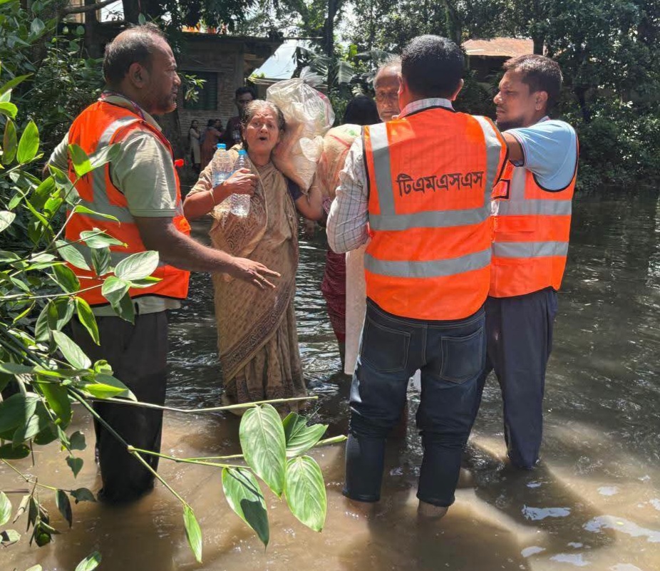 চট্টগ্রামে বন্যাদুর্গত মানুষের পাশে টিএমএসএস, ক্ষতিগ্রস্ত পরিবারের মাঝে খাদ্যসামগ্রী বিতরণ