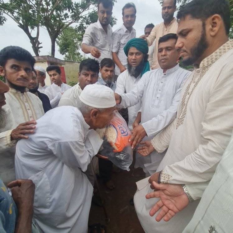 চট্টগ্রামে বন্যার্ত ৪শত পরিবারের মধ্যে পেশাজীবী দলের খাদ্যসামগ্রী বিতরণ