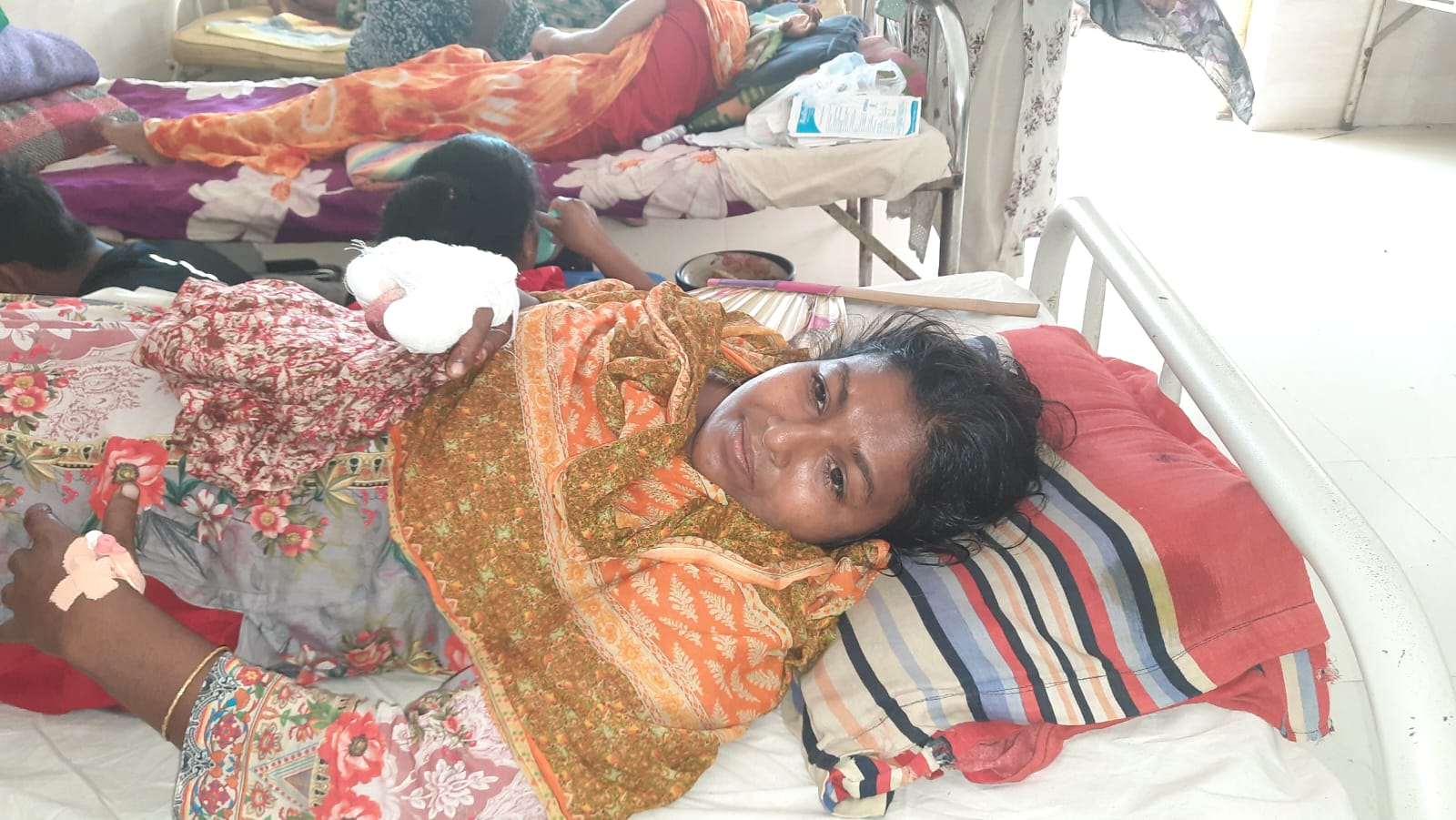 পাবনার শ্রীকোলে স্বামীকে বাঁচাতে যাওয়া গৃহবধূর ৩ আঙুল কেটে নিয়ে গেল নান্নু বাহিনী