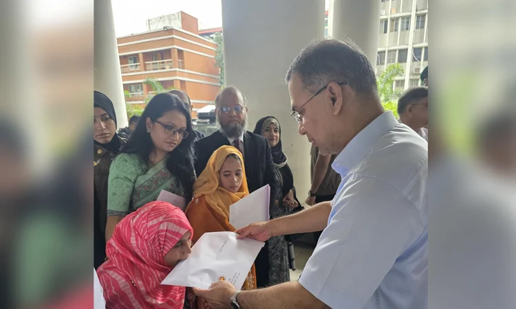 প্রতিবন্ধী ৩ ব্যক্তির হাতে নিয়োগপত্র তুলে দিলেন প্রধানমন্ত্রী