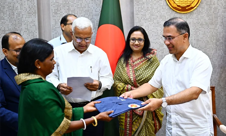 আজ সচিবালয়ে সিলেট বিভাগের চা-শ্রমিকদের জন্য রেইনকোট বিতরণ কার্যক্রমের আনুষ্ঠানিক সূচনা করেন প্রধানমন্ত্রী তারেক রহমান।