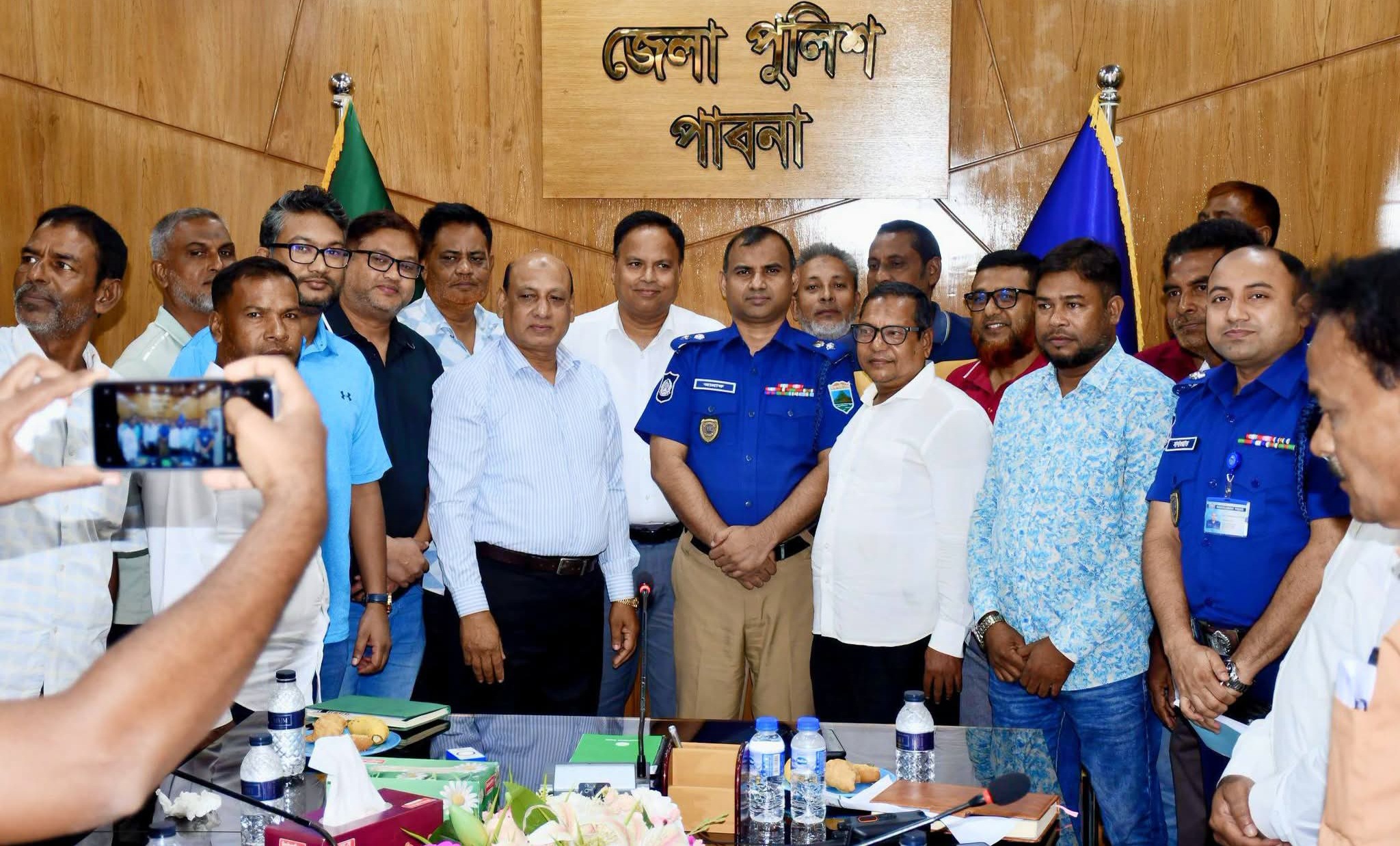 পাবনার নবাগত পুলিশ সুপারের সাথে ট্রাক ও কাভার্ড ভ্যান পরিবহন শ্রমিক ইউনিয়নের শুভেচ্ছা ও মতবিনিময়