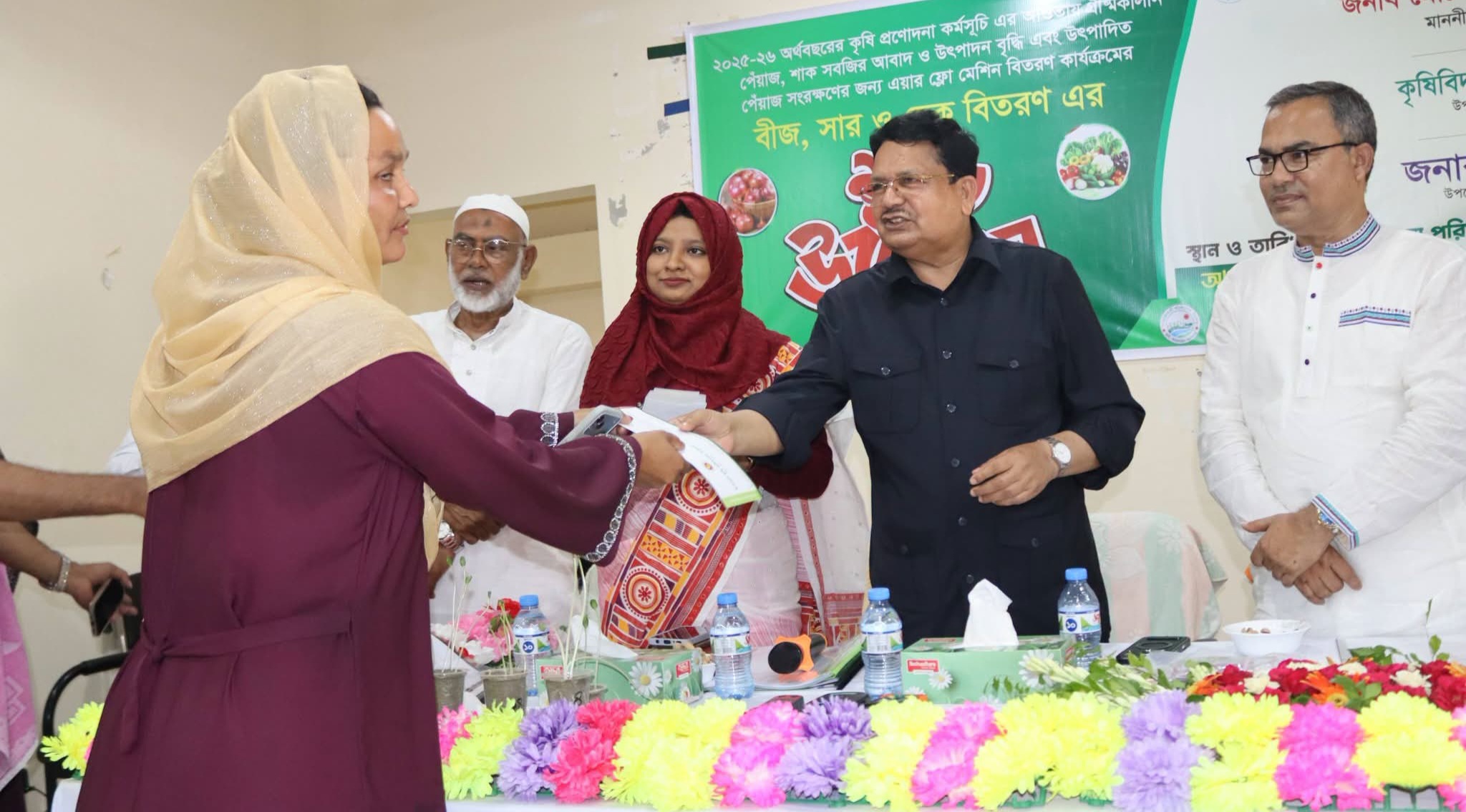পাবনা সদর উপজেলা অডিটোরিয়ামে কৃষকদের মাঝে বীজ-সার ও চেক বিতরণ