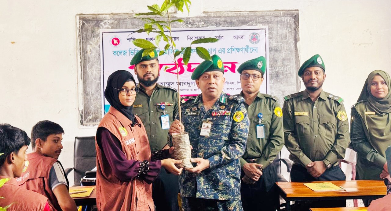 নীলফামারী জেলায় কলেজ ভিত্তিক ভিডিপি প্রশিক্ষণার্থীদের মধ্যে ৪০০ গাছের চারা বিতরণ