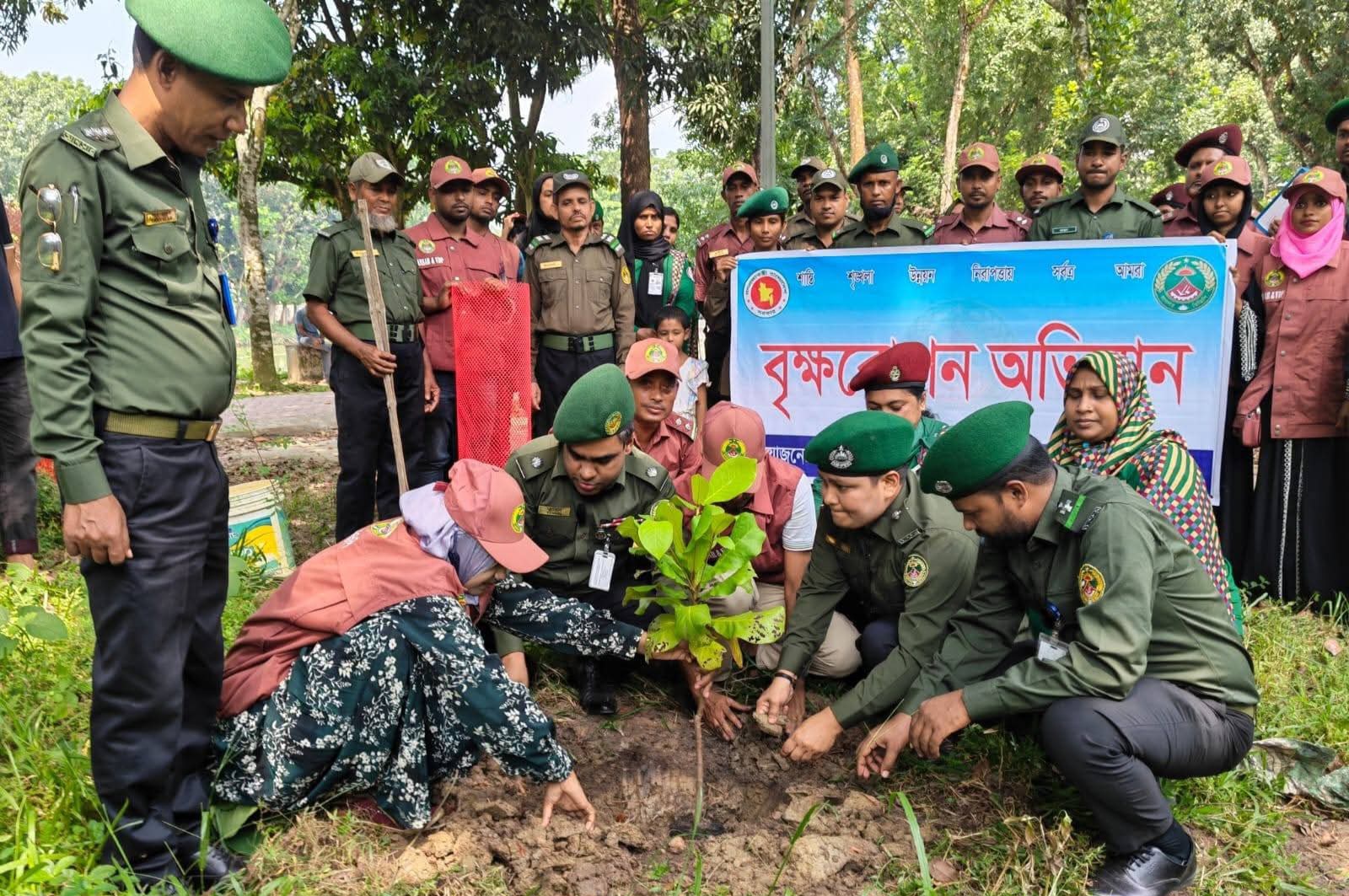 বগুড়ায় আনসার ও ভিডিপি'র বৃক্ষরোপণ কর্মসূচি অনুষ্ঠিত