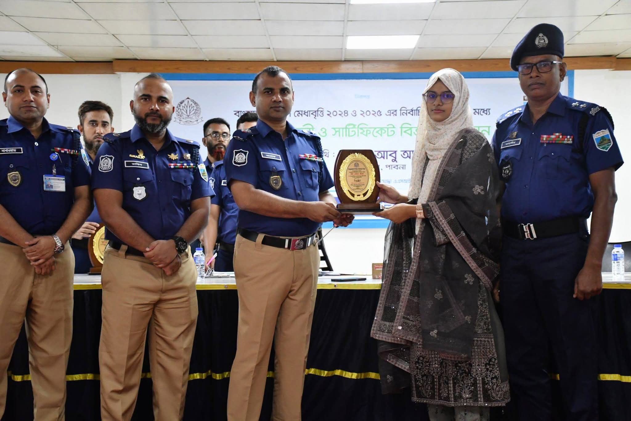 পাবনায় পুলিশ সদস্যদের মেধাবী সন্তানদের বাংলাদেশ পুলিশ মেধাবৃত্তি প্রদান