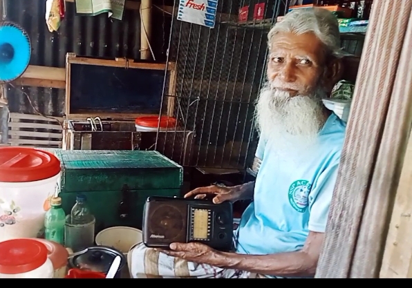 এক জীবনের সুর : ৫৭ বছর ধরে রেডিও যার সঙ্গী