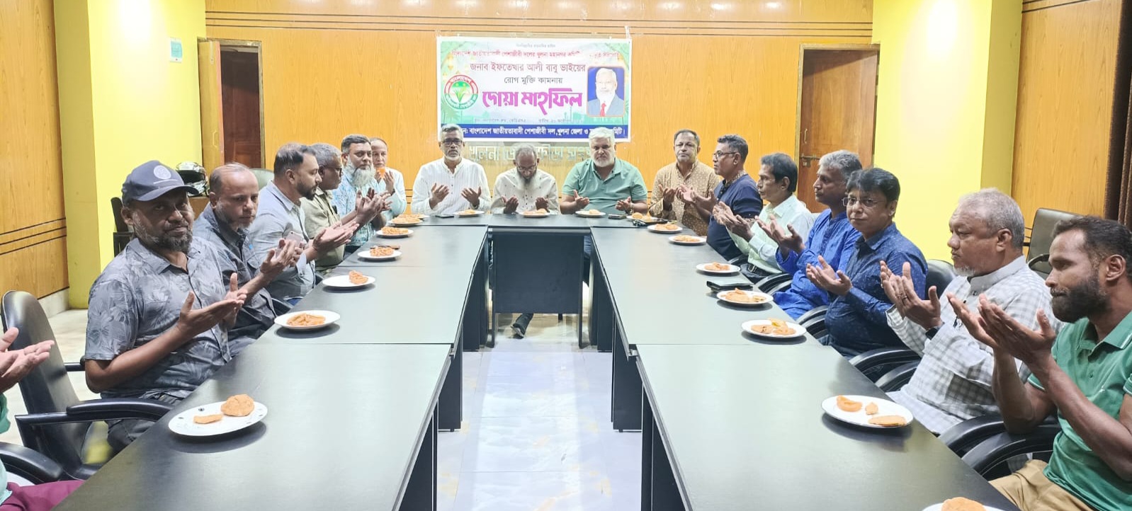খুলনায় পেশাজীবী দলের উদ্যোগে ইফতেখার আলী বাবুর সুস্থতা কামনায় দোয়া মাহফিল